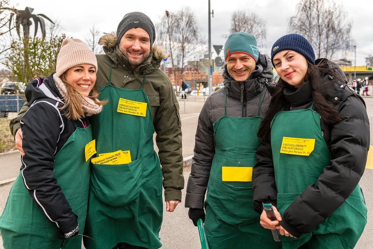 Das Team der Harlekin Voltigegruppe aus Auslikon, einer der vielen Vereine die den Umzug zum laufen bringen. Der Fasnachtsumzug in Robenhausen war laut, bunt und sehenswert.